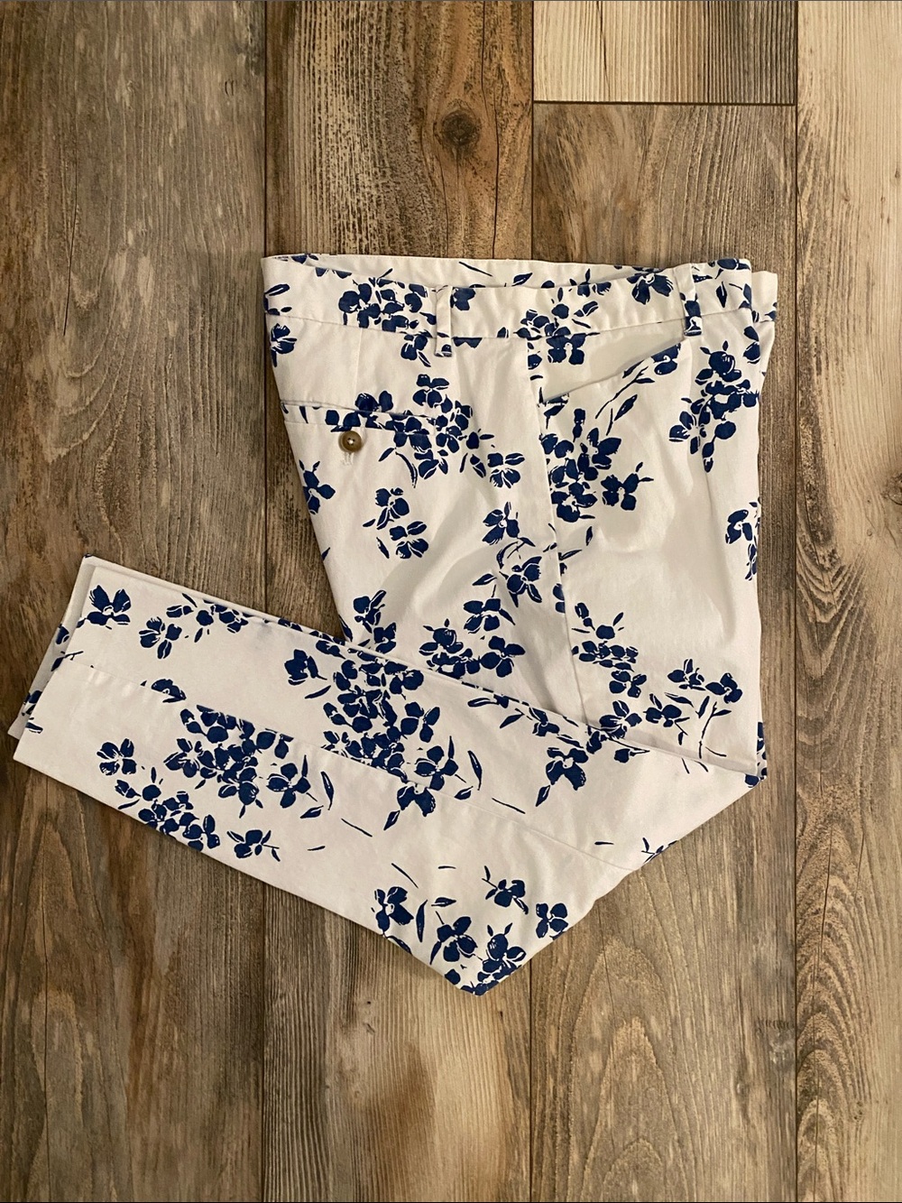 Khakis by GAP White Ankle Pants with Navy Blue Floral Print